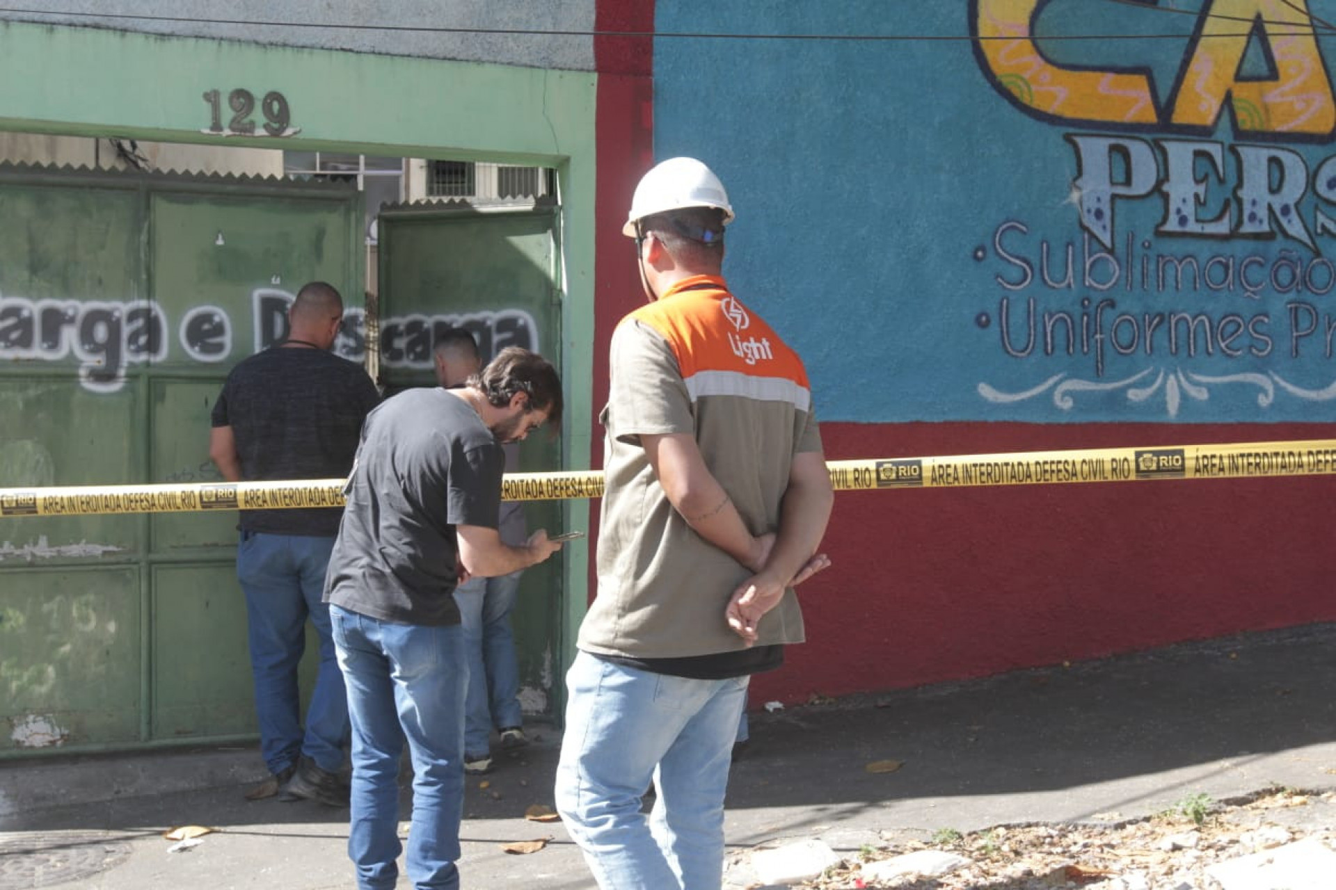 Representantes da Light estiveram na fábrica onde incêndio aconteceu para apoiar perícia - Reginaldo Pimenta / Agência O Dia