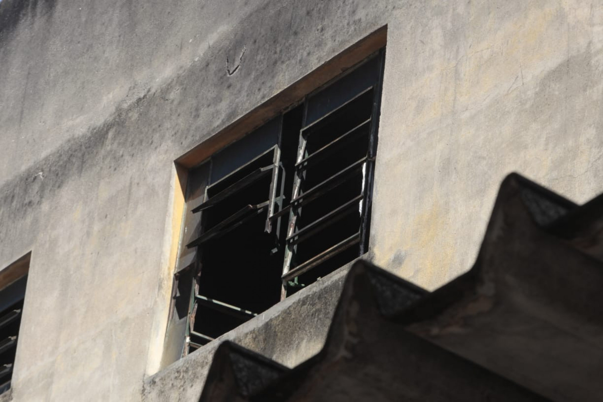 Janela de f&aacute;brica onde inc&ecirc;ndio aconteceu ficou destru&iacute;da - Reginaldo Pimenta / Ag&ecirc;ncia O Dia