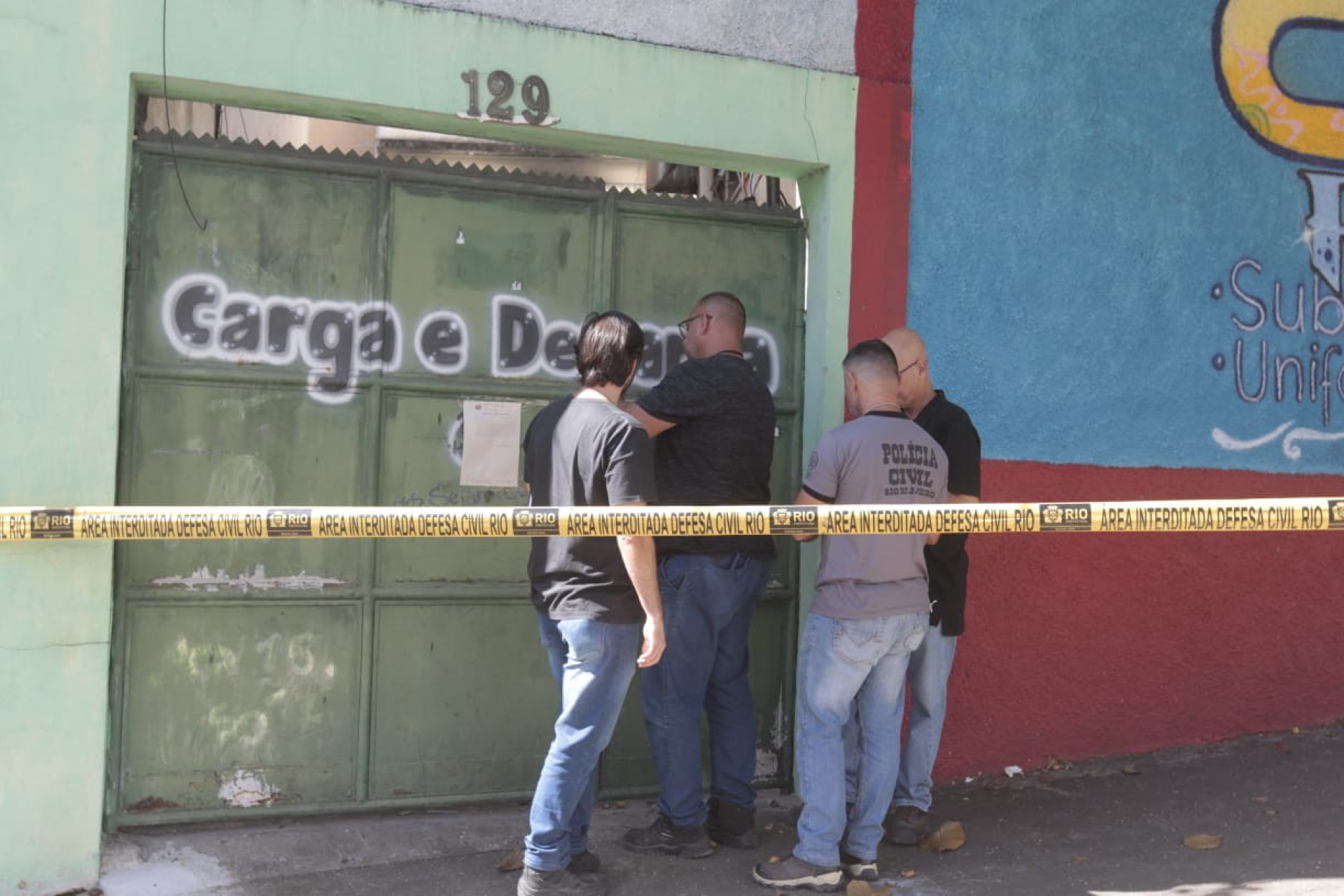 Polícia Civil realiza perícia em fábrica da Maximus Confecções após incêndio que deixou 21 vítimas - Reginaldo Pimenta / Agência O Dia