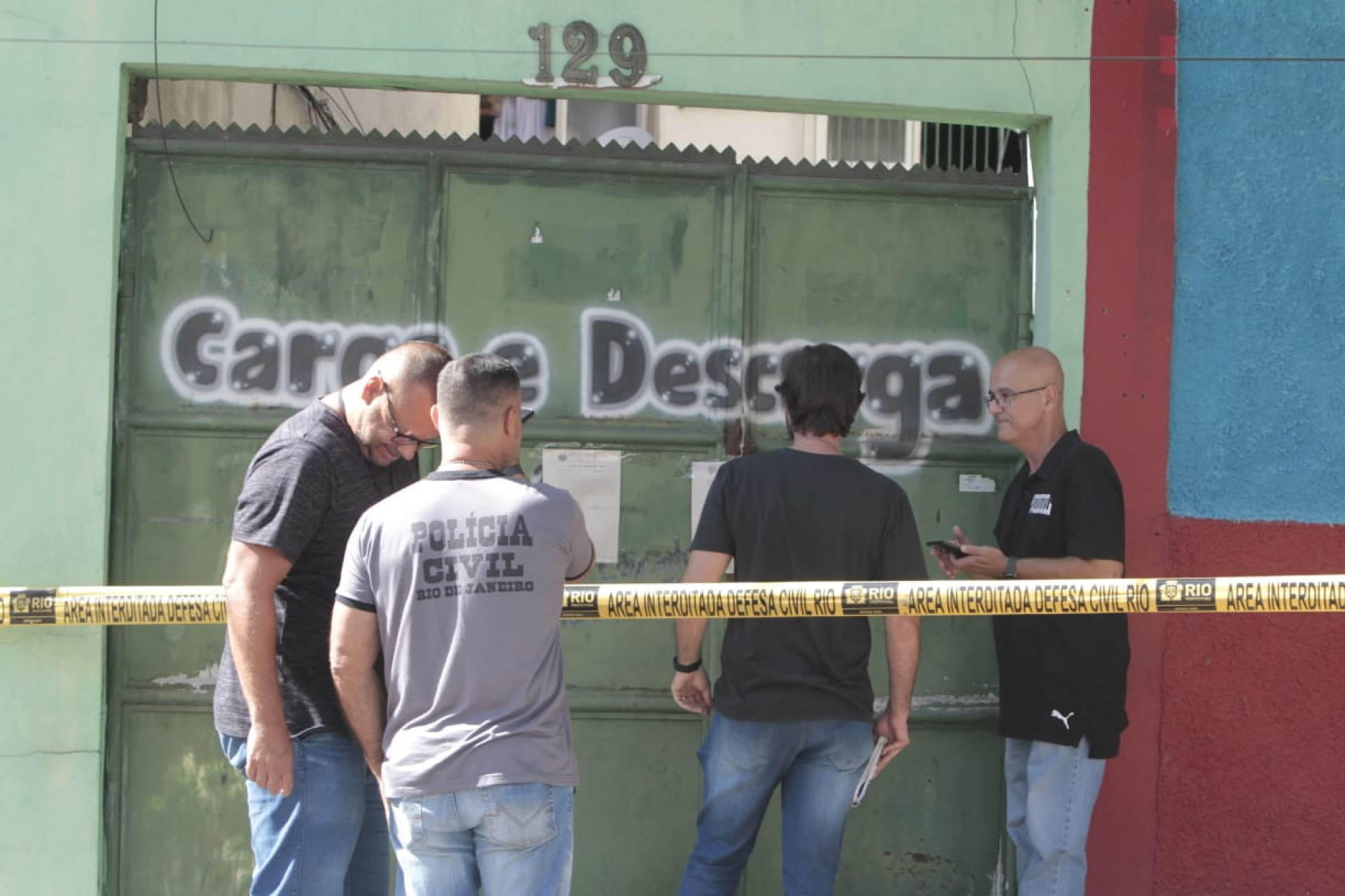 Polícia Civil realiza perícia em fábrica da Maximus Confecções após incêndio que deixou 21 vítimas - Reginaldo Pimenta / Agência O Dia