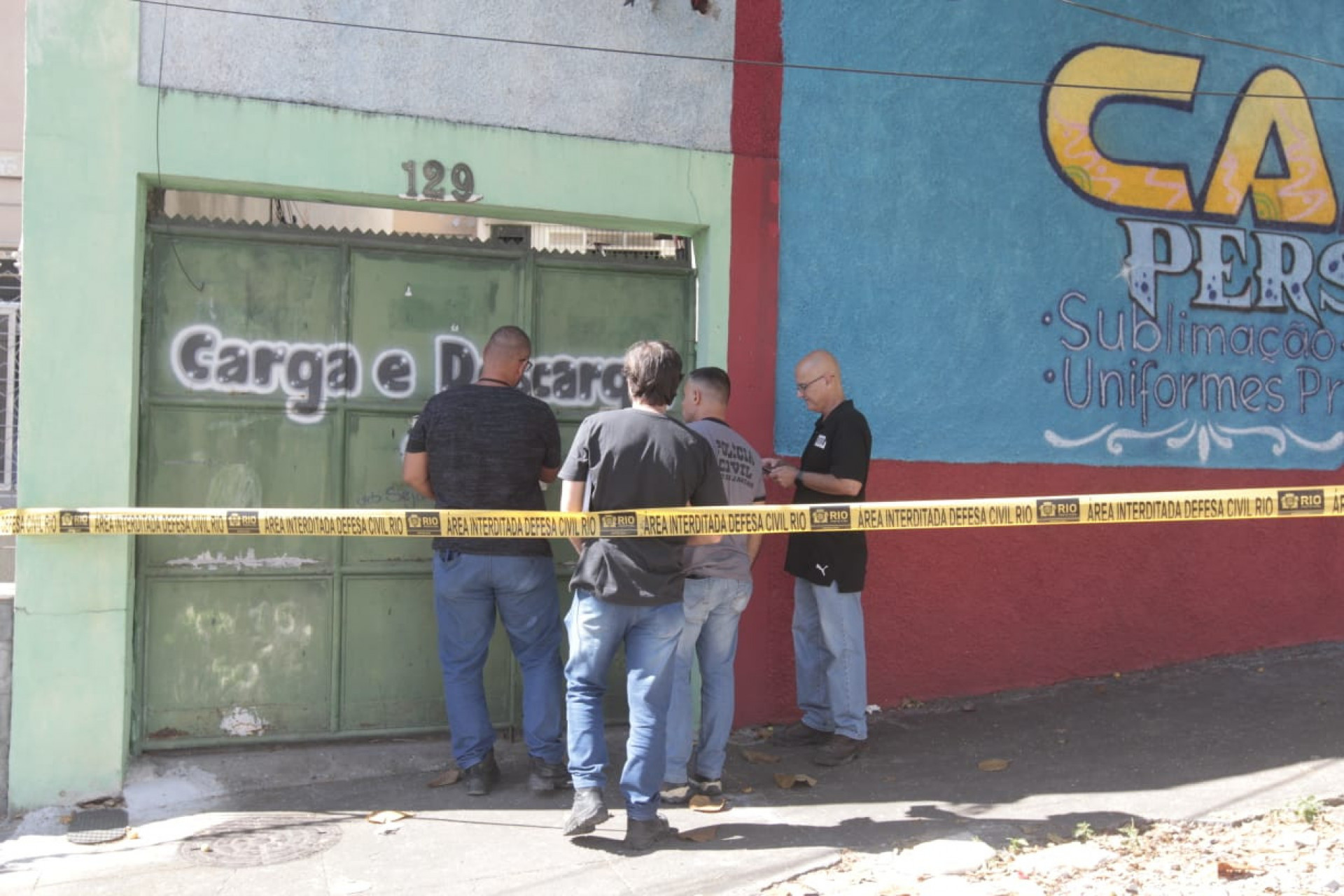 Polícia Civil realiza perícia em fábrica da Maximus Confecções após incêndio que deixou 21 vítimas - Reginaldo Pimenta / Agência O Dia