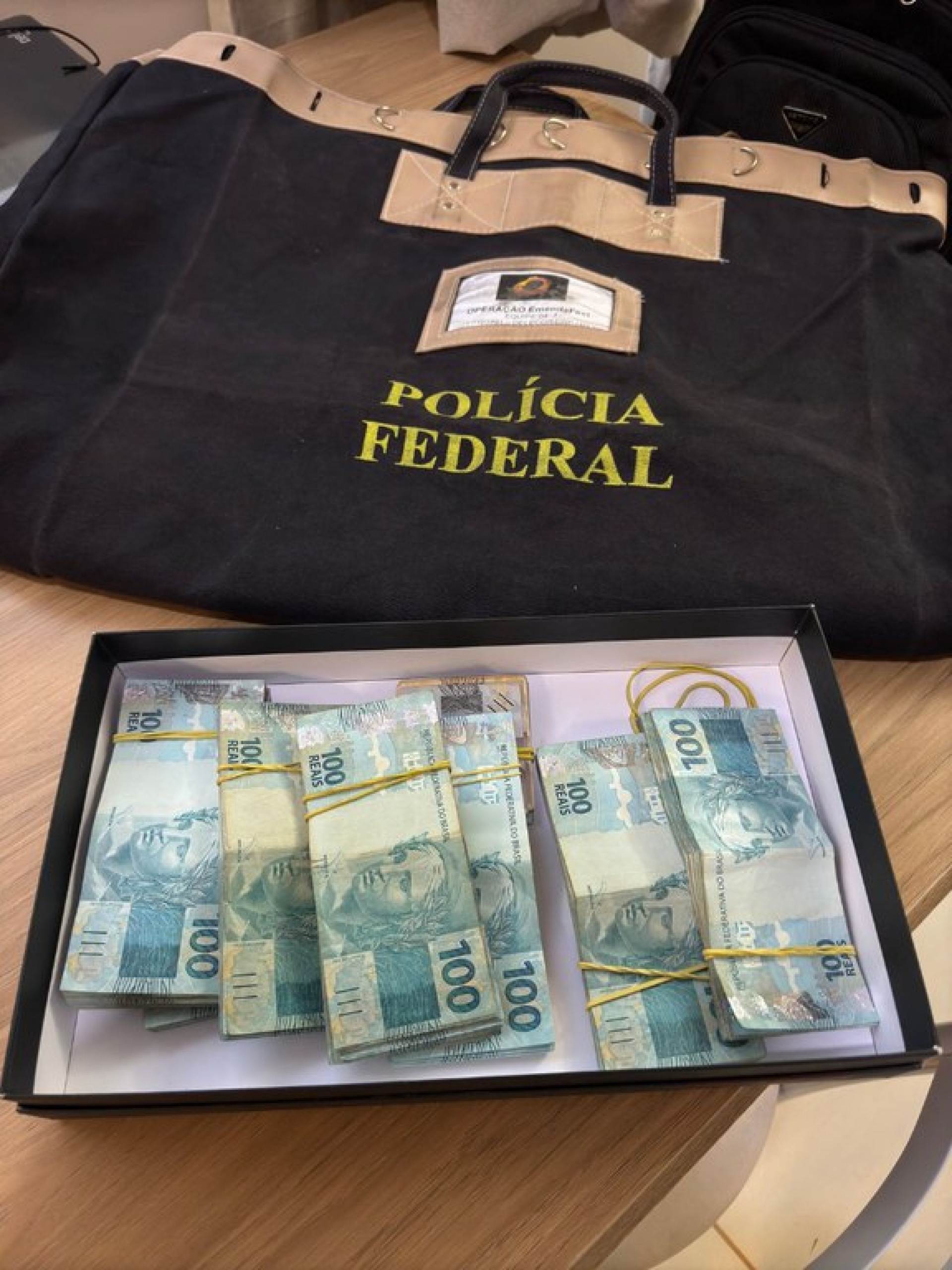 Malote de dinheiro apreendido pela PF em operação em Santa Cruz, no Rio Grande do Sul, nesta quinta-feira (13) - Divulgação 
