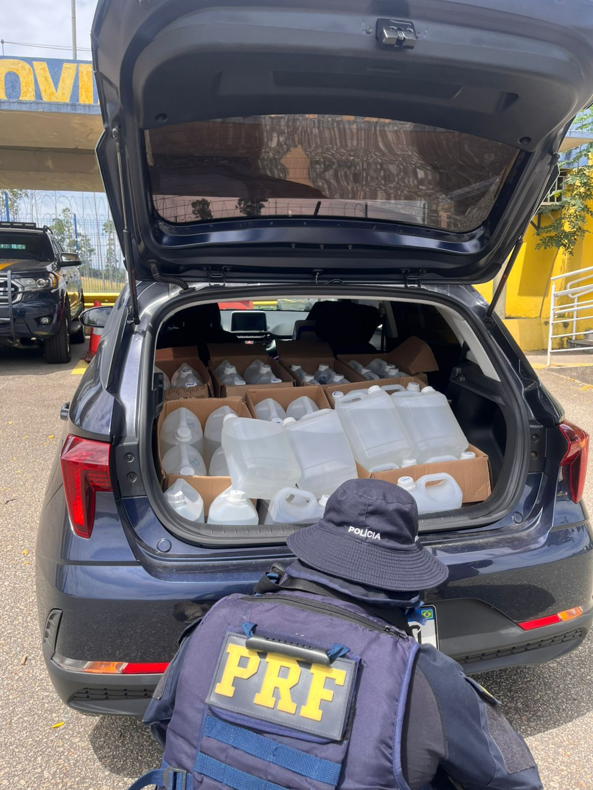 Galões contendo 205 litros de produtos químicos não identificados - Divulgação