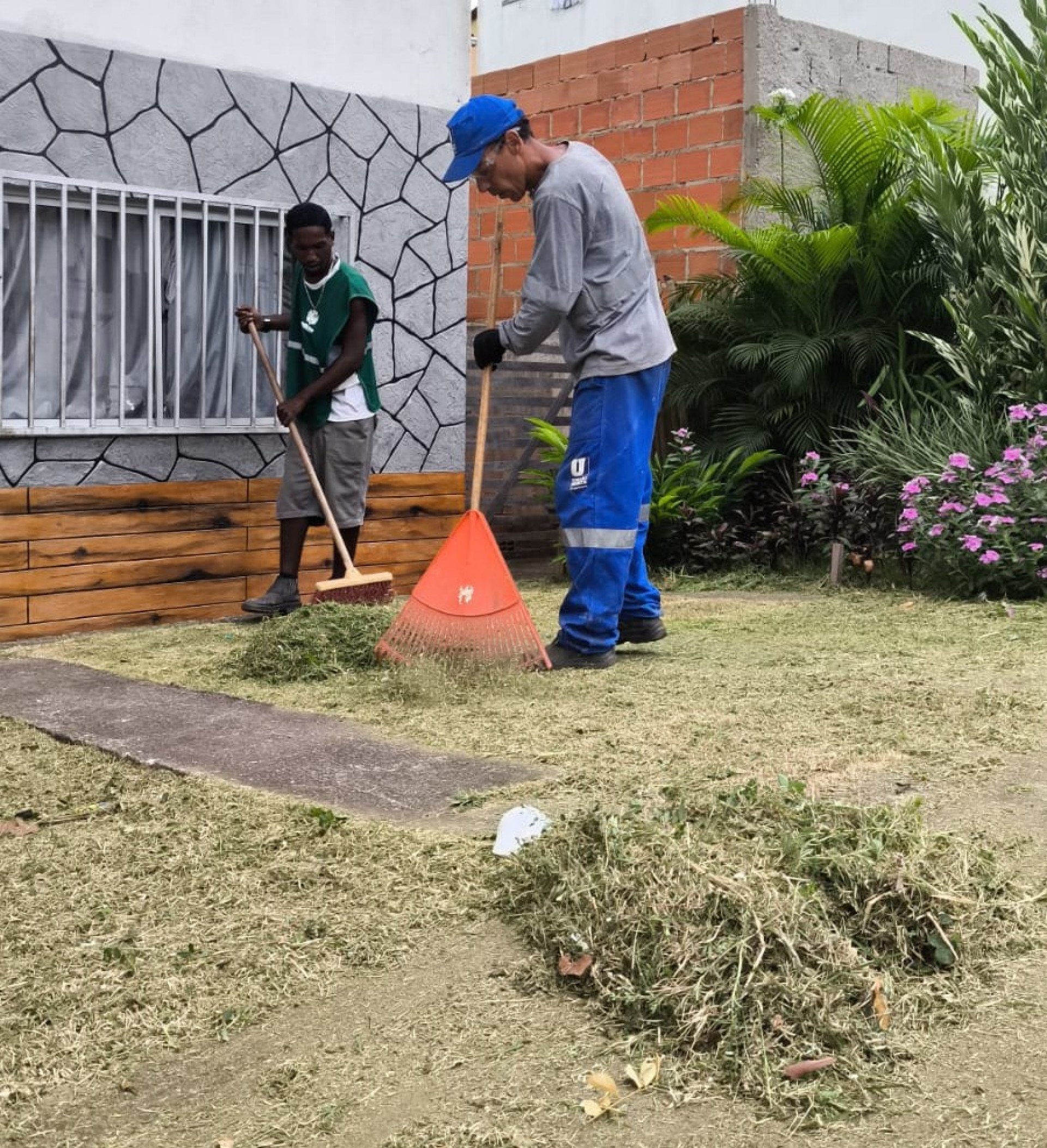 Mutirão de limpeza realizado pela secretaria