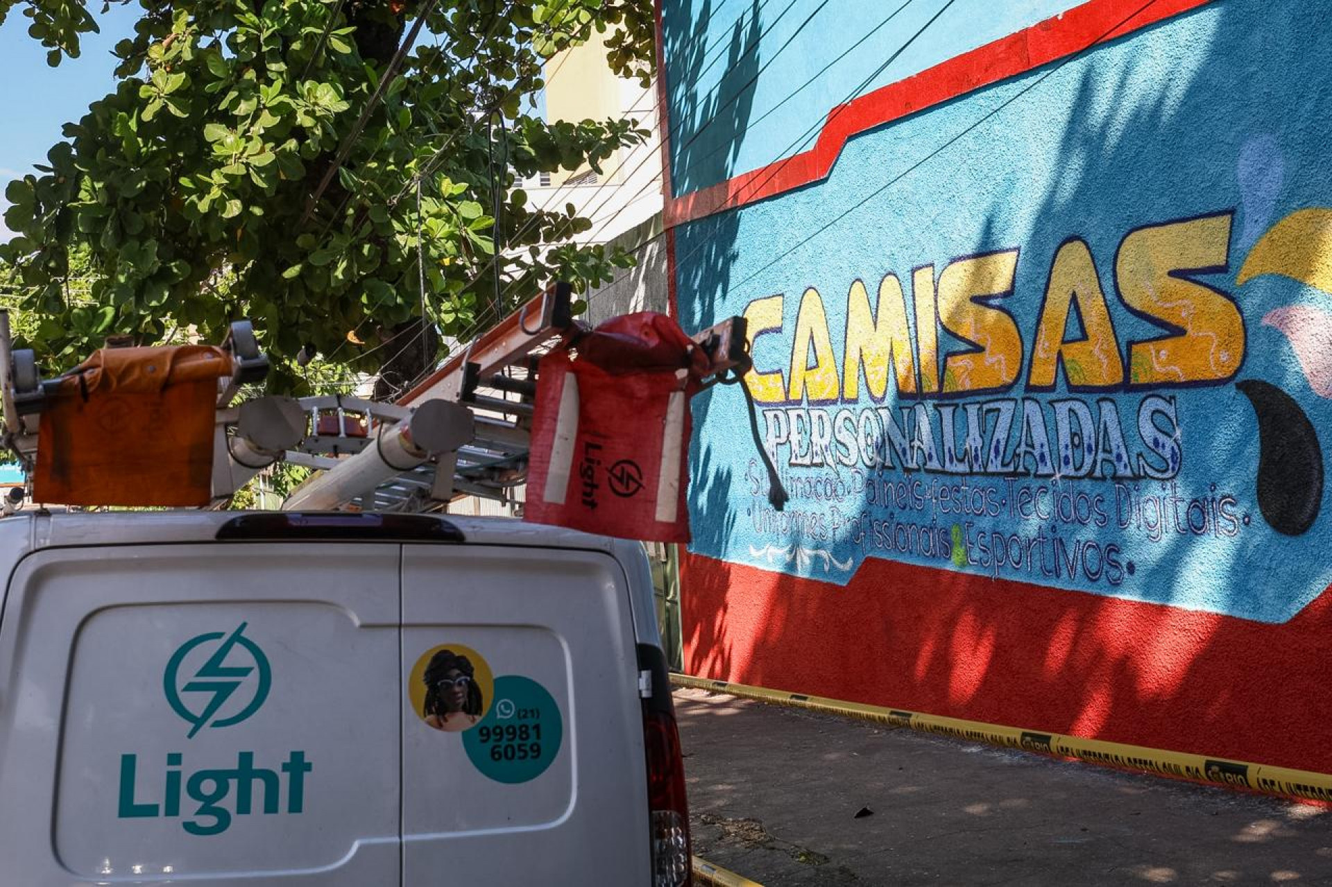 Polícia realiza perícia em fábrica que pegou fogo e conclui que havia furto de energia
- Renan Areais/Agência O Dia