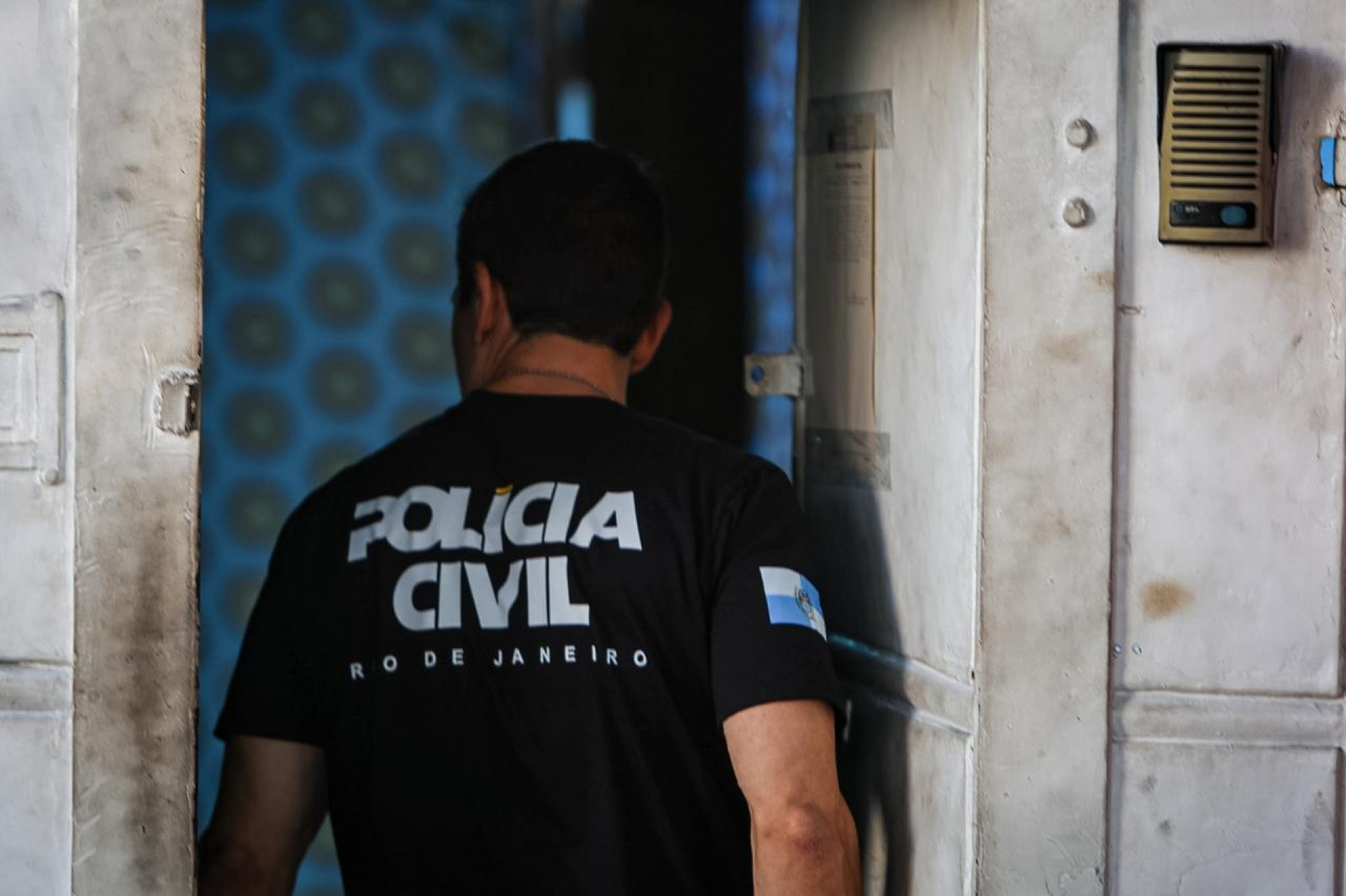 Polícia realiza perícia em fábrica que pegou fogo e conclui que havia furto de energia
- Renan Areais/Agência O Dia