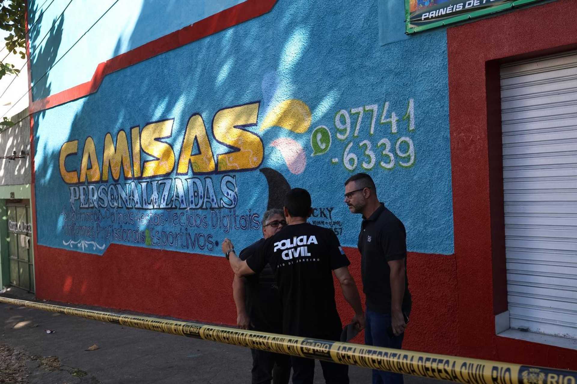 Polícia realiza perícia em fábrica que pegou fogo e conclui que havia furto de energia
- Renan Areais/Agência O Dia