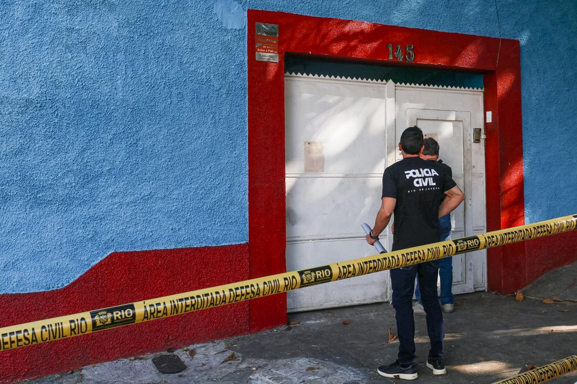 Polícia realiza perícia em fábrica que pegou fogo e conclui que havia furto de energia
- Renan Areais/Agência O Dia