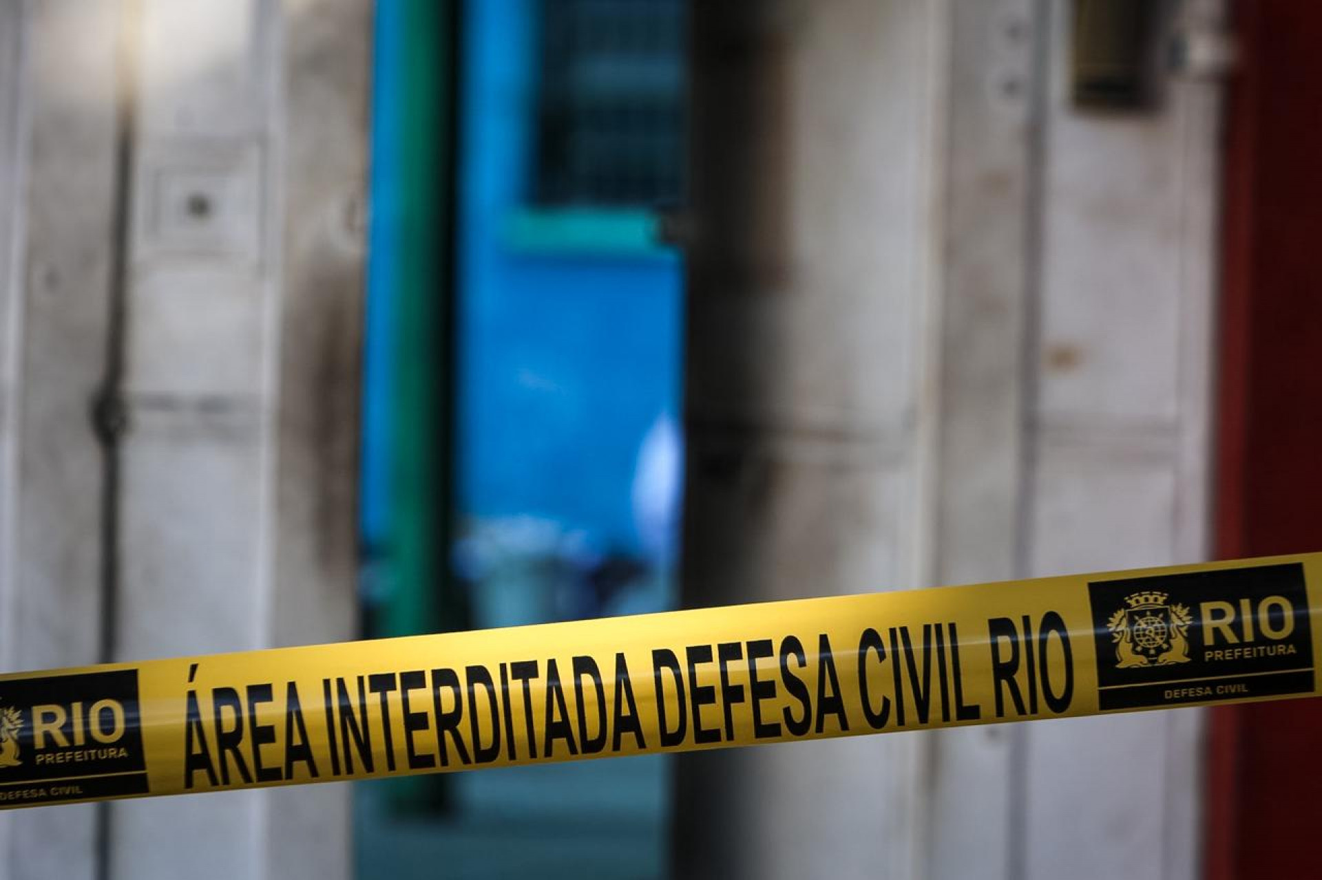 Polícia realiza perícia em fábrica que pegou fogo e conclui que havia furto de energia
- Renan Areais/Agência O Dia