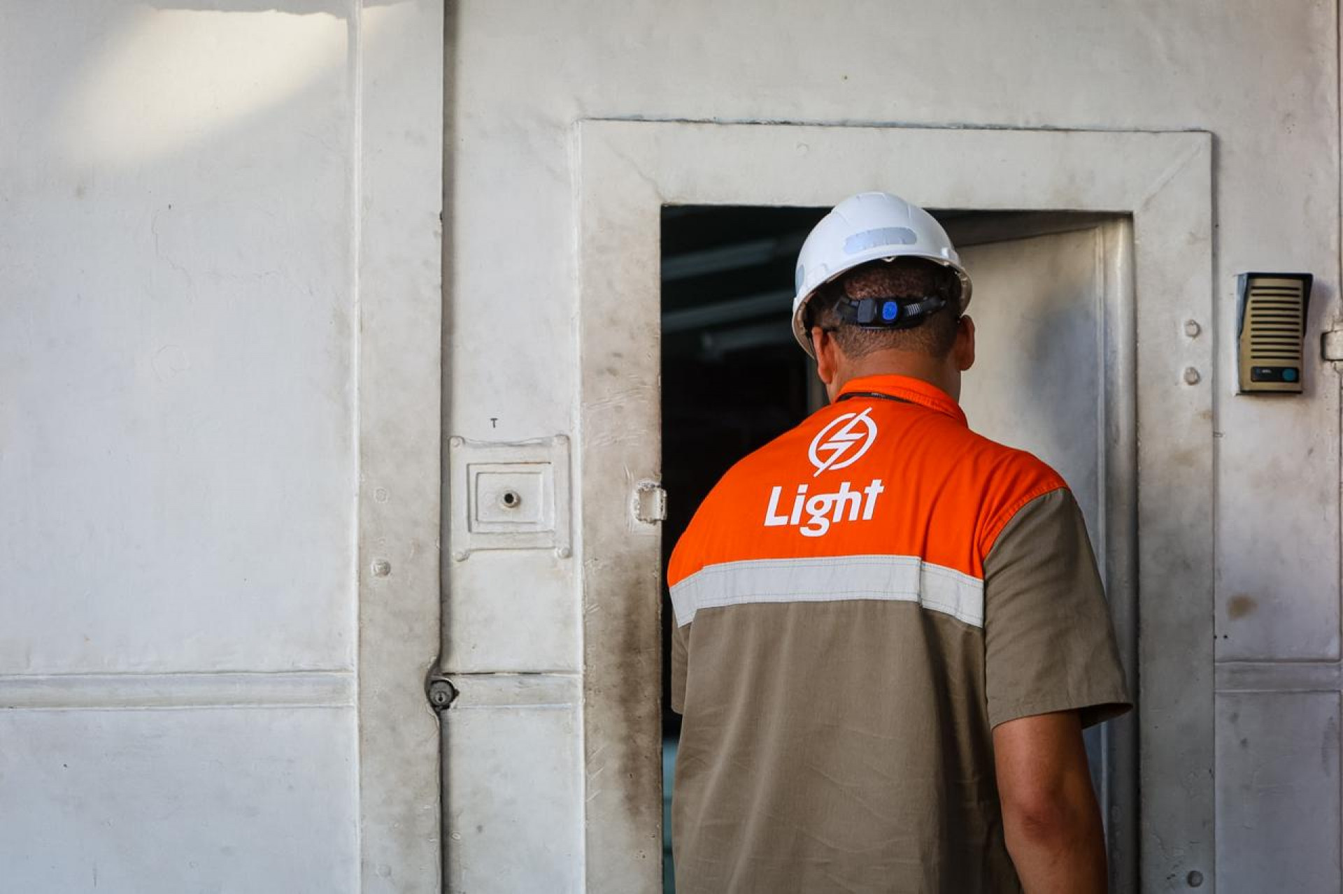 Polícia realiza perícia em fábrica que pegou fogo e conclui que havia furto de energia
- Renan Areais/Agência O Dia