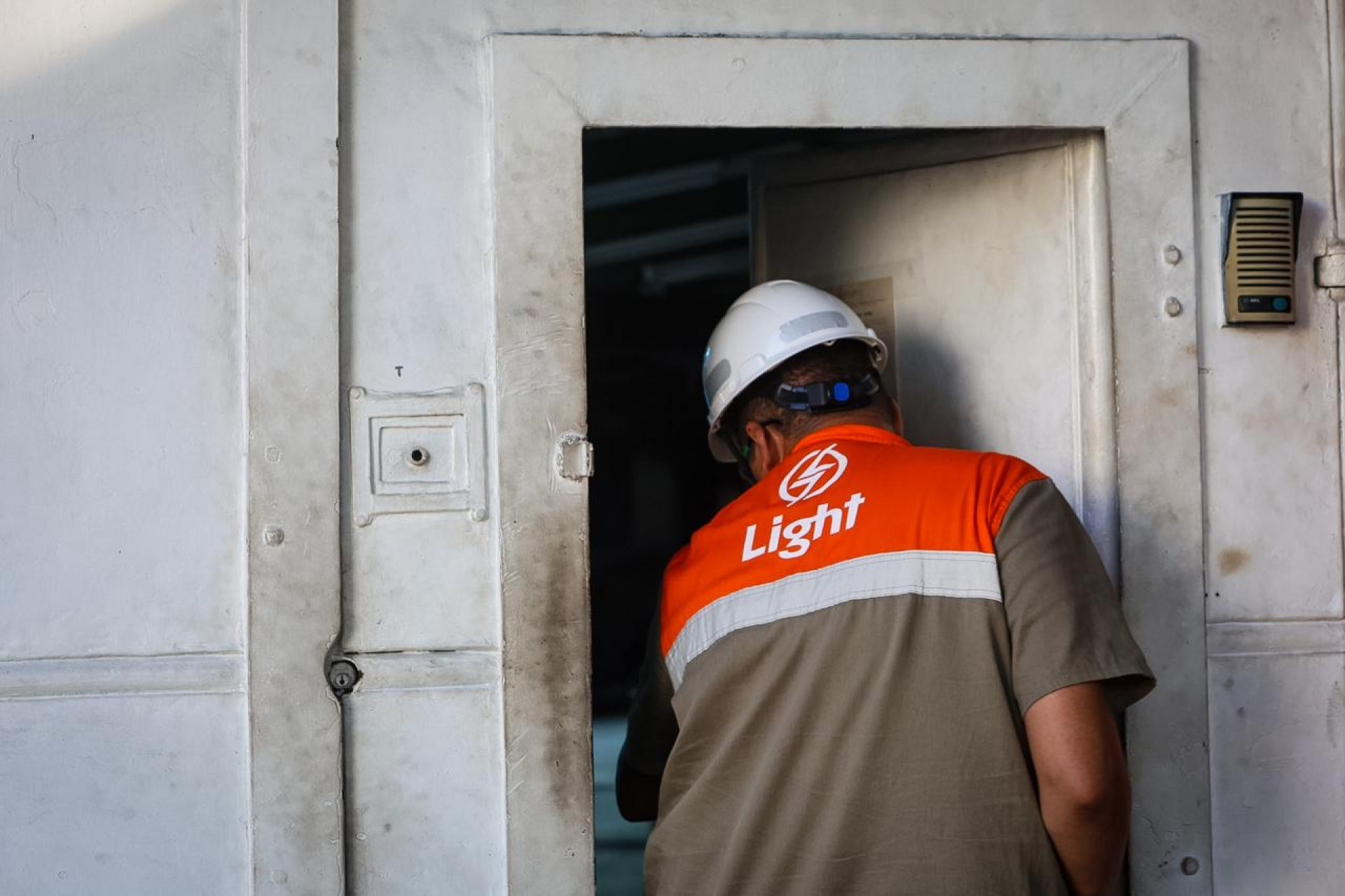 Polícia realiza perícia em fábrica que pegou fogo e conclui que havia furto de energia
- Renan Areais/Agência O Dia