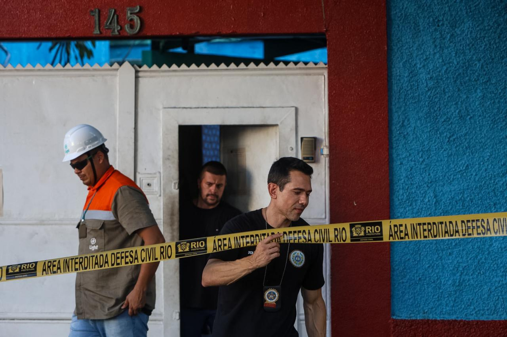 Polícia realiza perícia em fábrica que pegou fogo e conclui que havia furto de energia
- Renan Areais/Agência O Dia