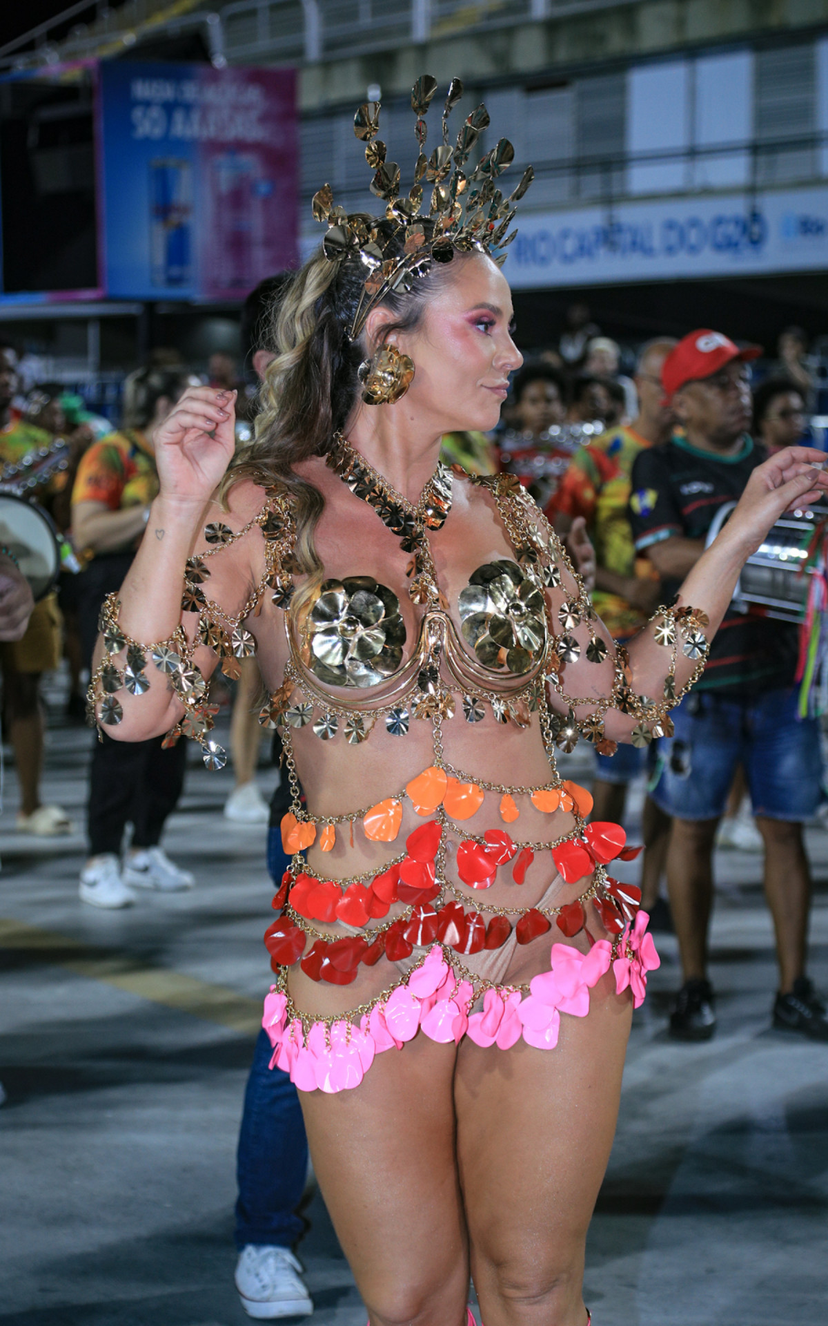 Paolla Oliveira brilha em ensaio da Grande Rio