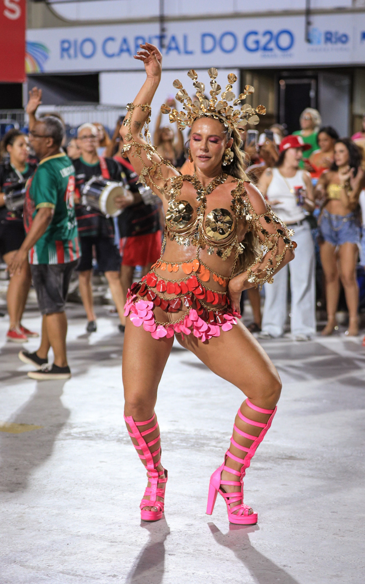 Paolla Oliveira brilha em ensaio da Grande Rio