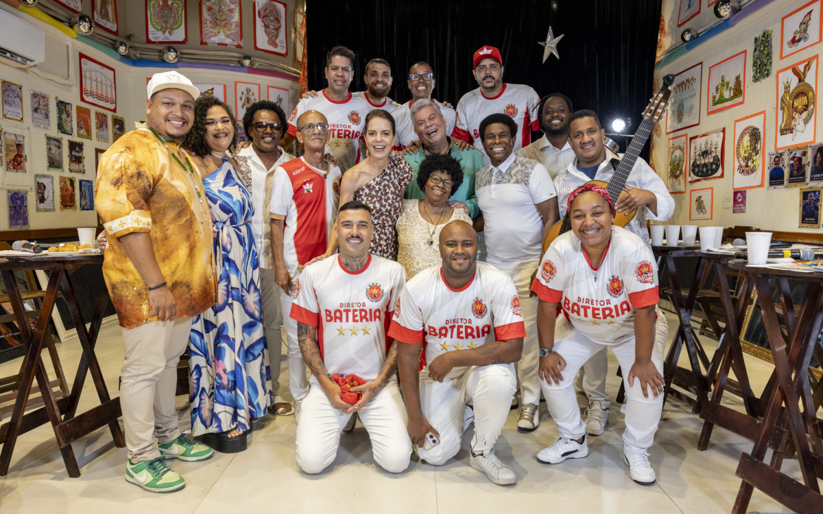 Milton Cunha e Mariana Gross posam com personalidades do samba - Fabio Rocha/TVGlobo