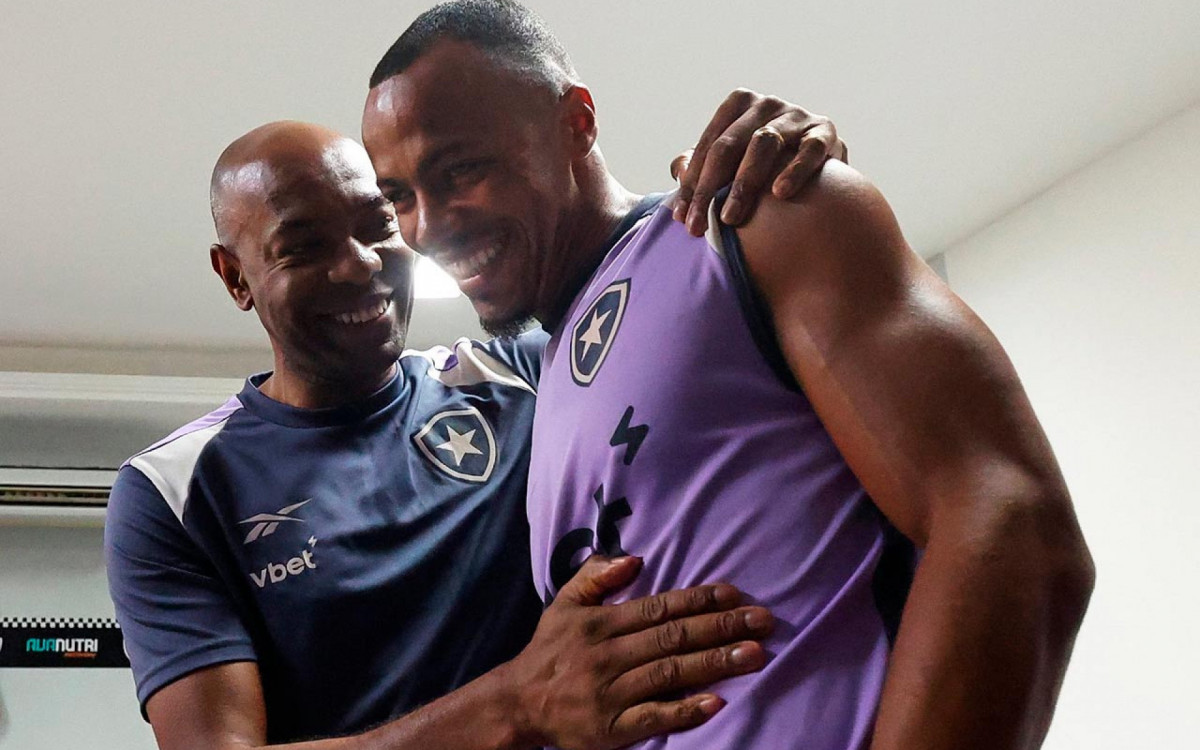 Ca&ccedil;apa se apresenta e tem primeiro dia no Botafogo