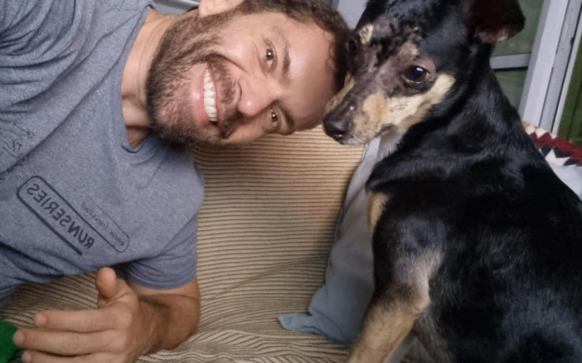 O engenheiro Allan Eduardo Messias Viola, com seu cãozinho Fidel