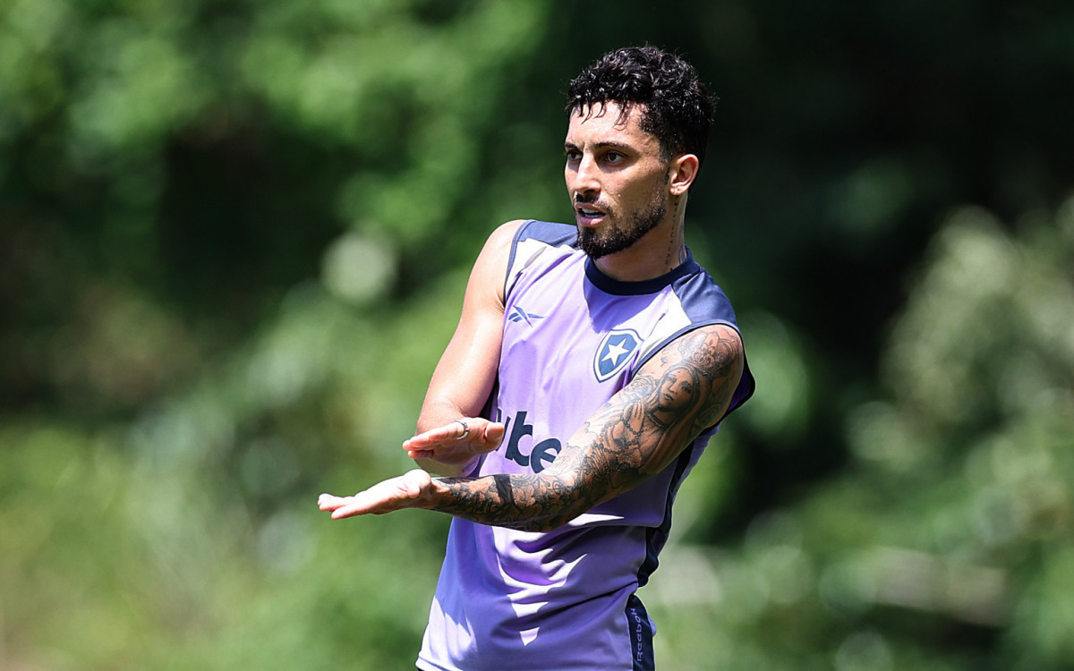 Alex Telles em treino do Botafogo