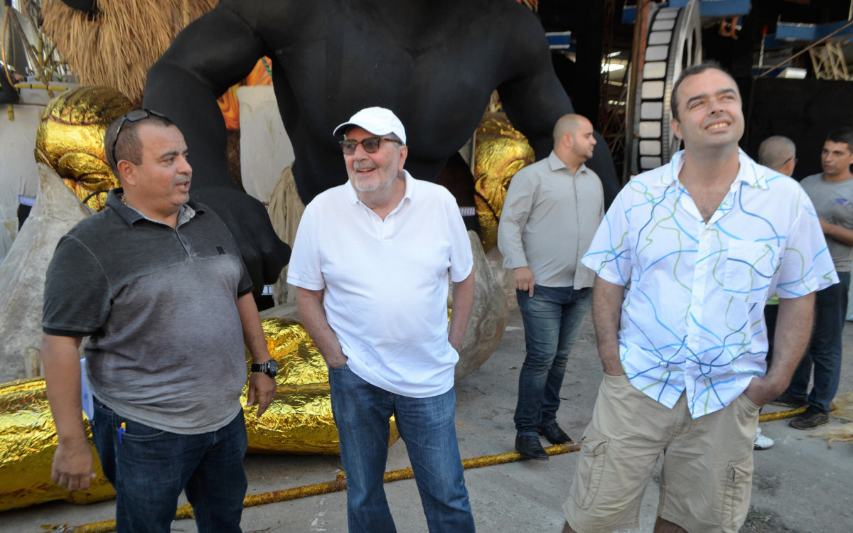 Reginaldo Gomes recebeu Cacá diegues no barracão de alegorias