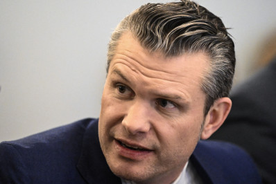 Chefe do Pentágono nega ter compartilhado informações militares com mulher e irmão