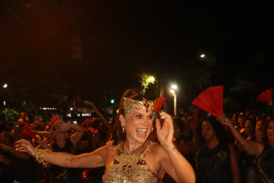 Flávia Alessandra aposta em look dourado para ensaio de rua Salgueiro