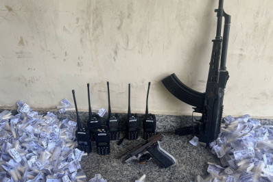 PM prende criminoso com réplica de fuzil, pistola, drogas e rádios em Belford Roxo