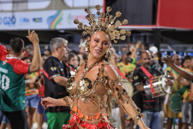 Paolla Oliveira capricha no look e exibe o corpão em ensaio da Grande Rio na Sapucaí