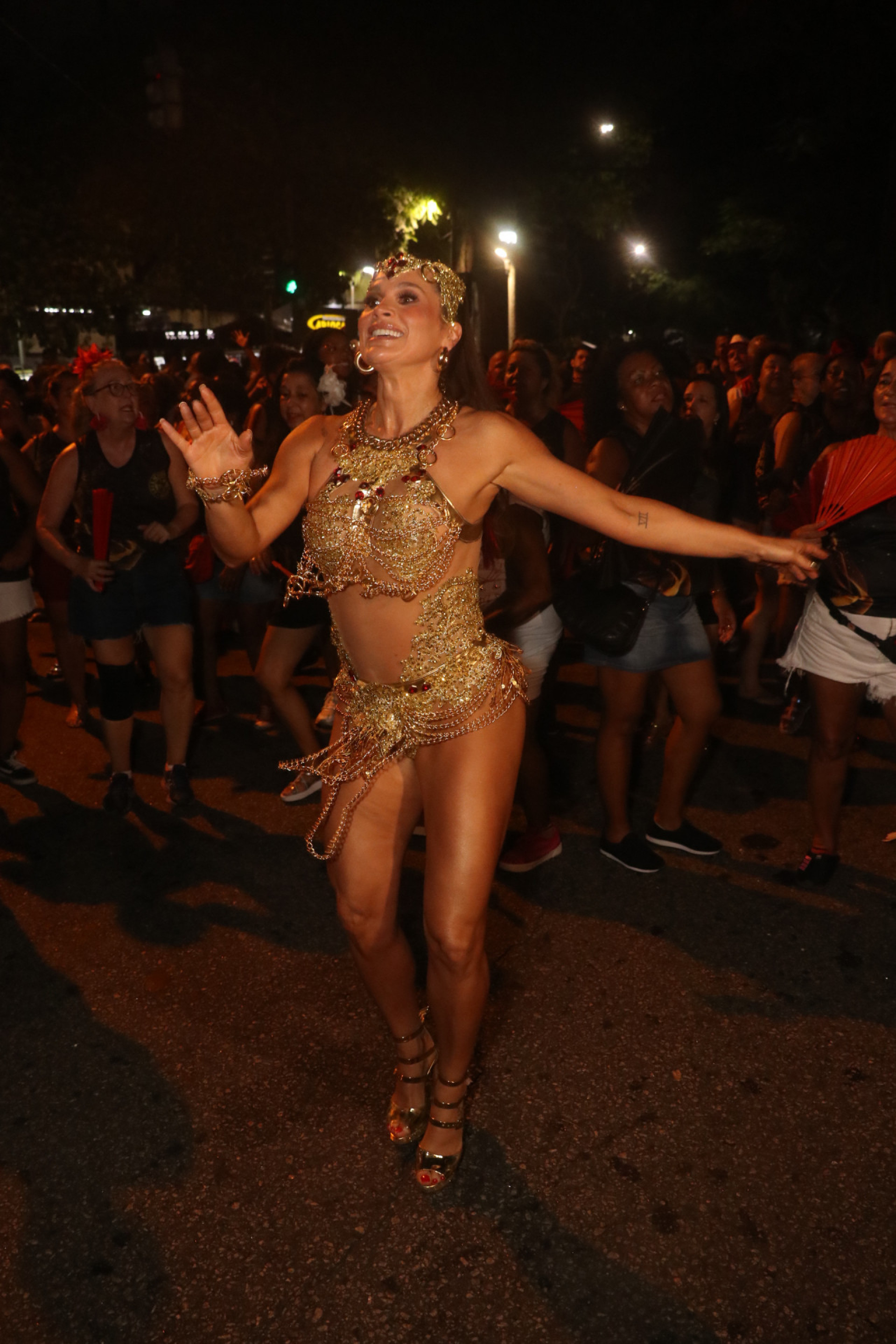 Flávia Alessandra durante o ensaio de rua do Salgueiro - Rogério Fidalgo / Agnews