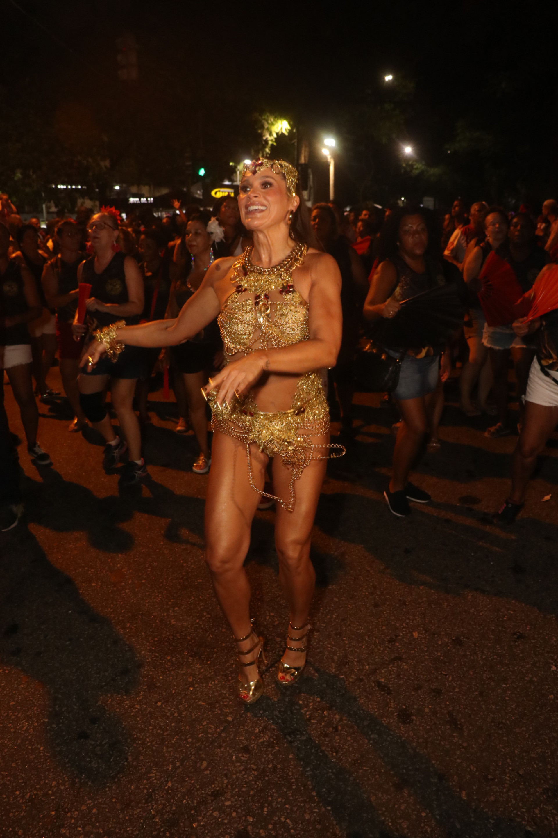 Flávia Alessandra durante o ensaio de rua do Salgueiro - Rogério Fidalgo / Agnews