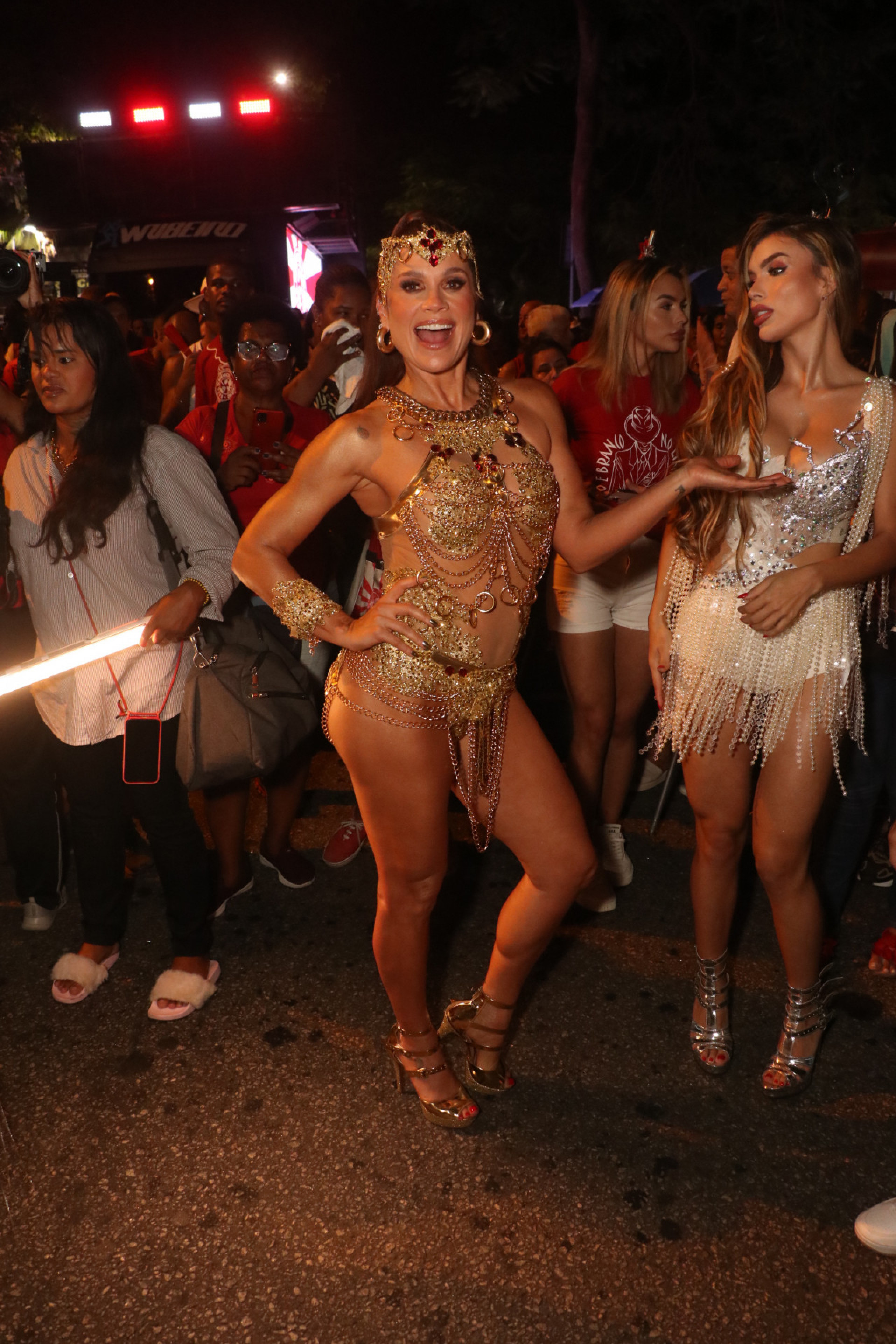 Flávia Alessandra durante o ensaio de rua do Salgueiro - Rogério Fidalgo / Agnews