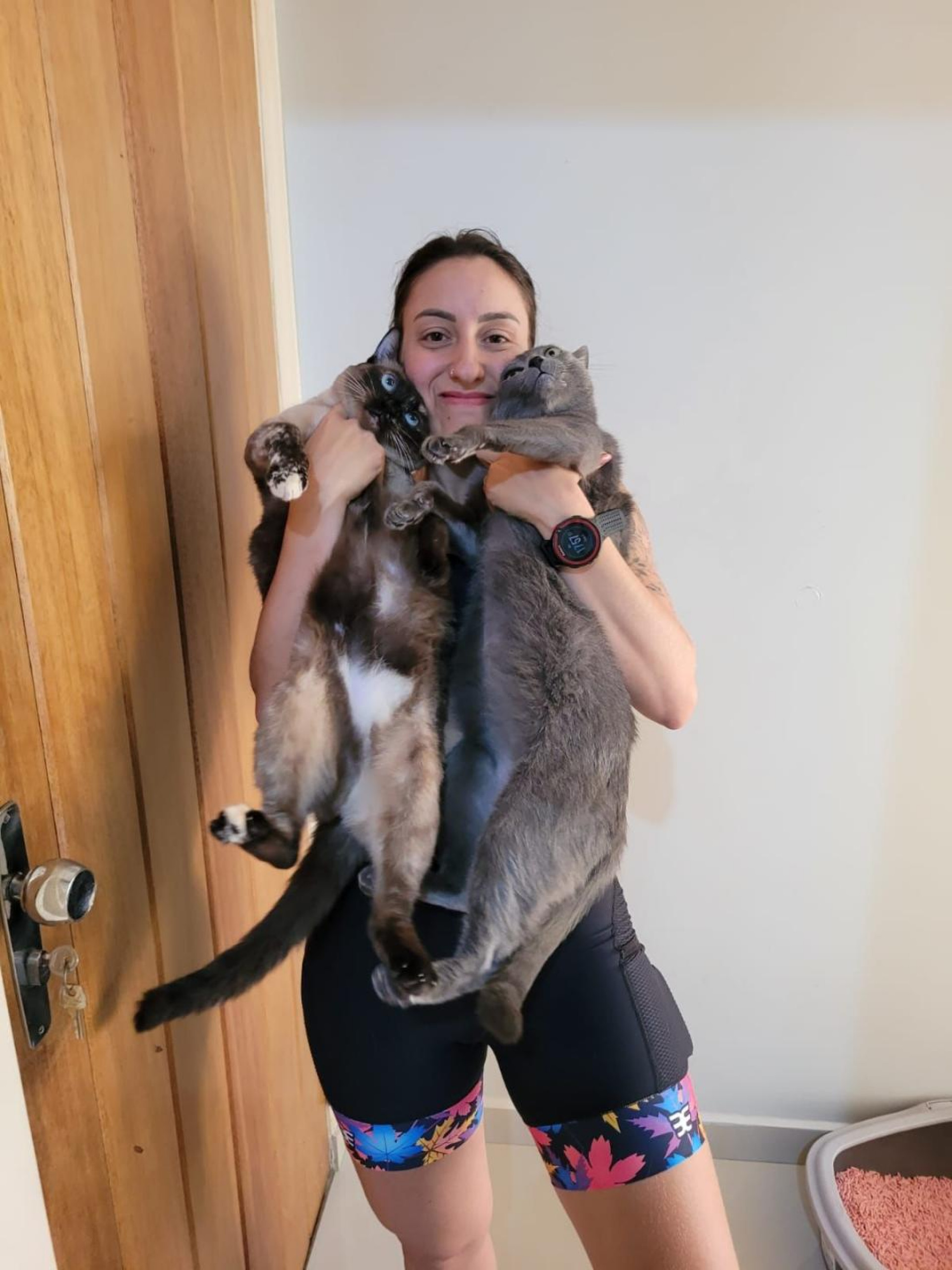 Julia de Camargo é tutora, com muito orgulho e amor, das gatinhas Leslie e Olga