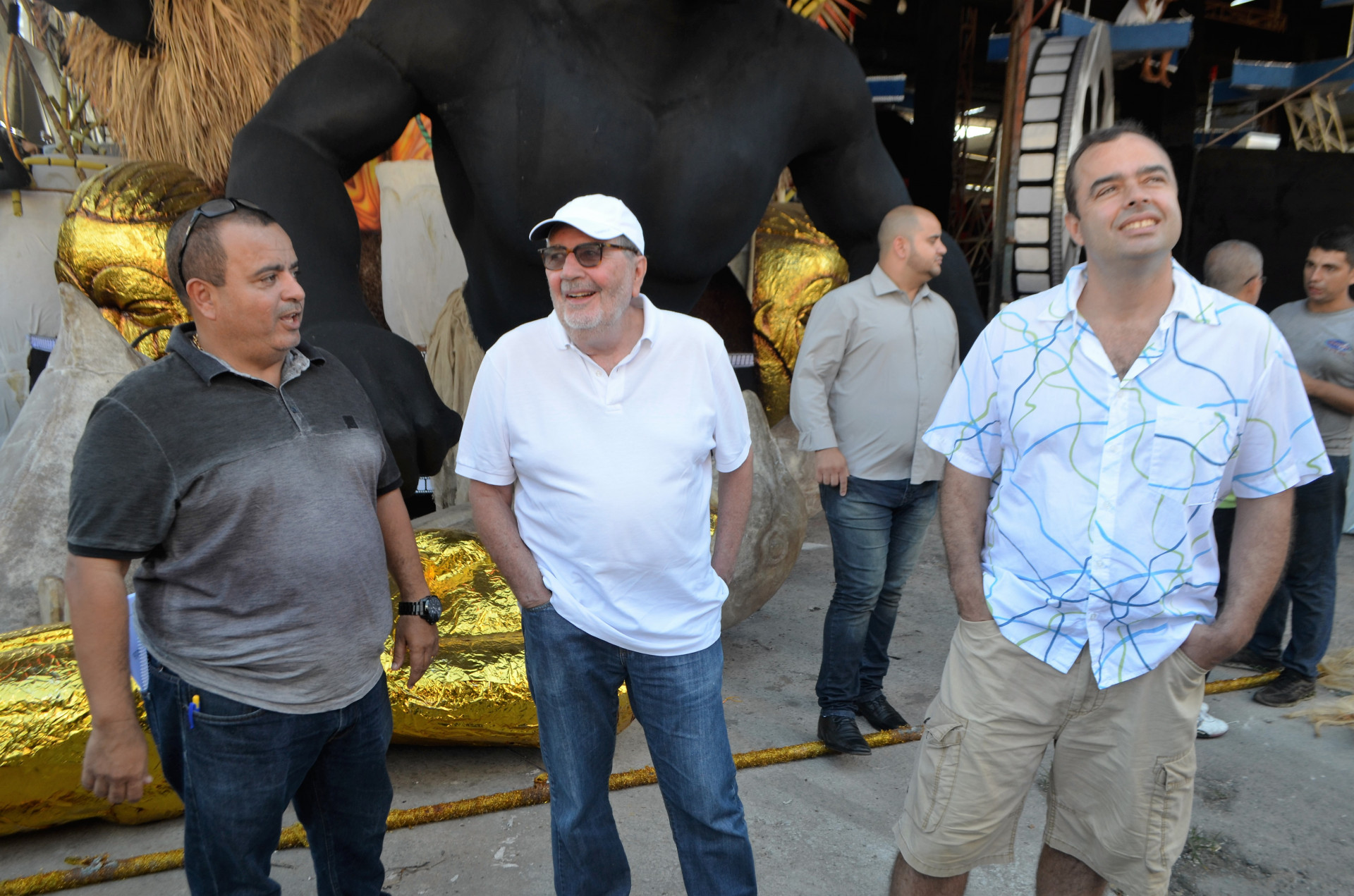 Reginaldo Gomes recebeu Cac&aacute; diegues no barrac&atilde;o de alegorias - Divulga&ccedil;&atilde;o