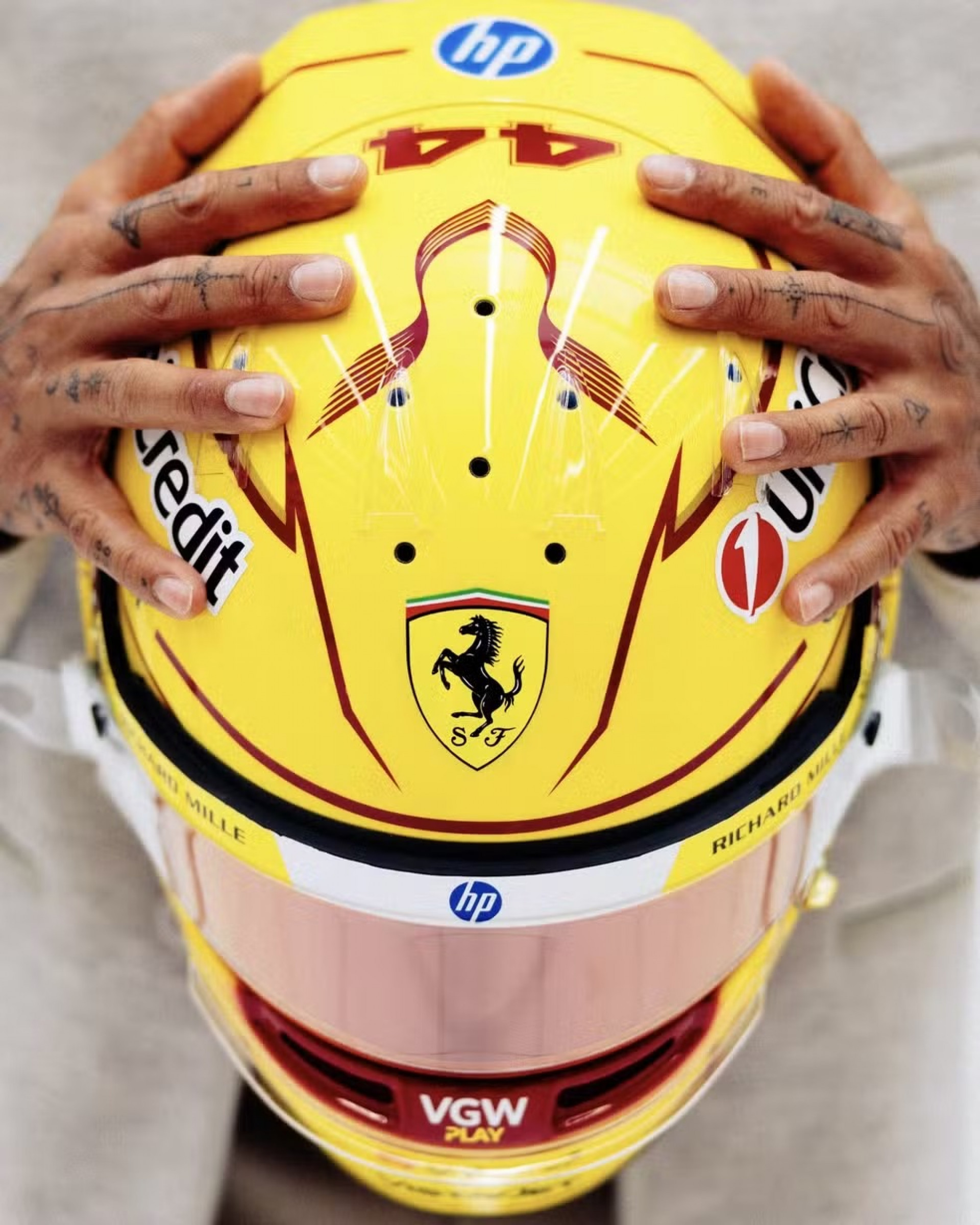 Capacete de Lewis Hamilton, da Ferrari para a F1 2025 - Reprodução/Redes sociais