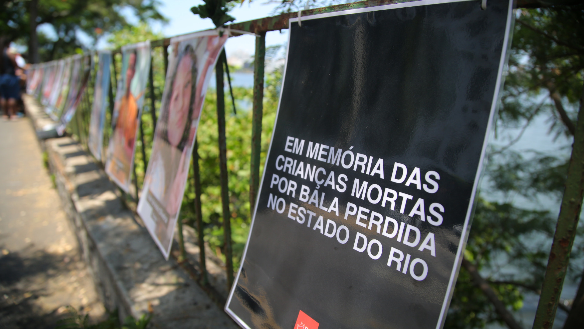 Cartazes foram recolocados na Lagoa - Divulgação/ ONG Rio de Paz