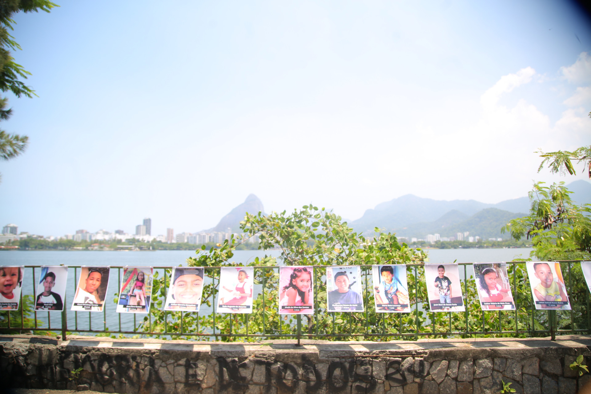 Cerca de 50 cartazes foram recolocados - Divulgação/ ONG Rio de Paz