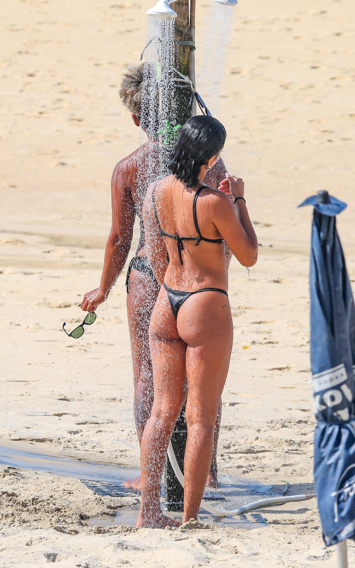 Bella Campos na praia de São Conrado