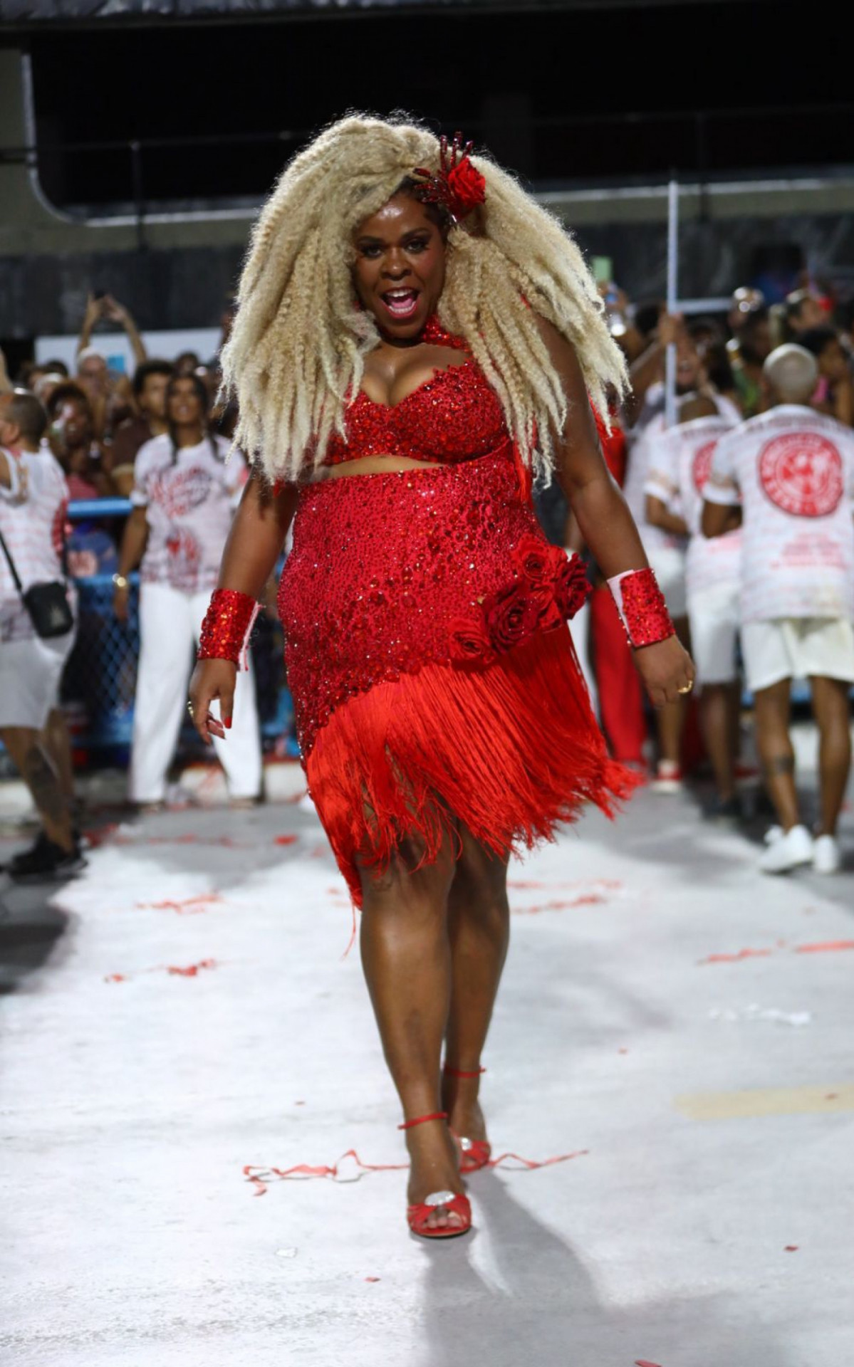 Cacau Protásio usa sutiã cravejado de cristais no ensaio do Salgueiro 