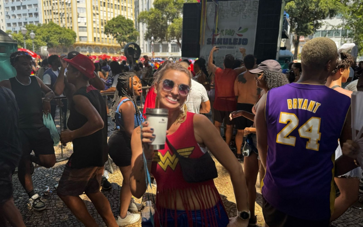 A gaúcha Fabielli Montelli e sua inseparável fantasia de Mulher Maravilha