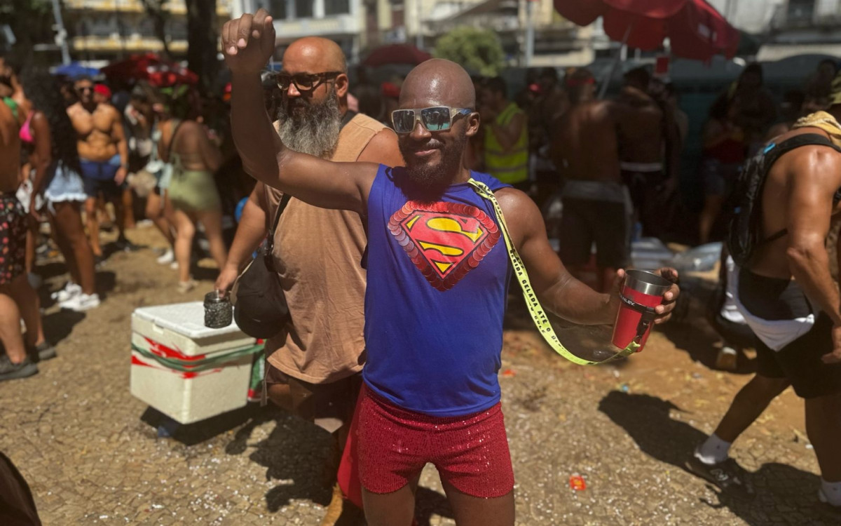 Foliões caracterizados como super-heróis e personagens pop no bloco \