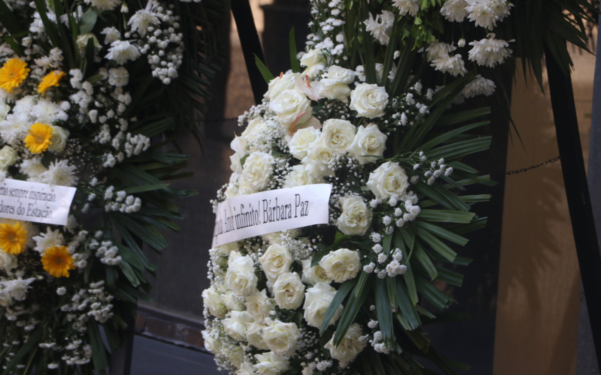 B&aacute;rbara Paz envia coroa de flores para vel&oacute;rio de Cac&aacute; Diegues