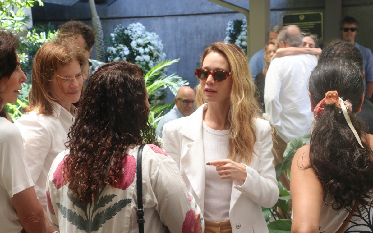 Mariana Ximenes esteve no vel&oacute;rio de Cac&aacute; Diegues