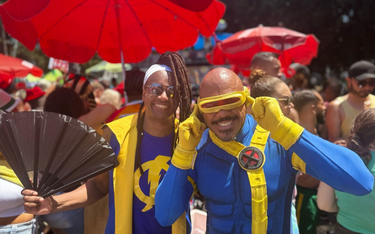 Os amigos Ademir Lúcio (D) e Ronaldo Lima, respectivamente, como Ciclope e Super Choque