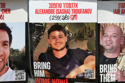 Três reféns israelenses são libertados em troca de presos palestinos