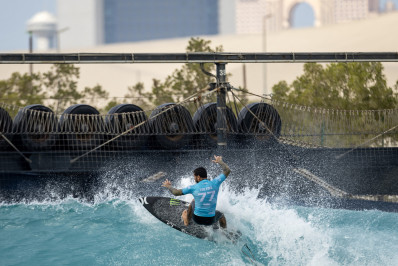 Surfe: Filipe Toledo fica revoltado após choque com fotógrafo em onda