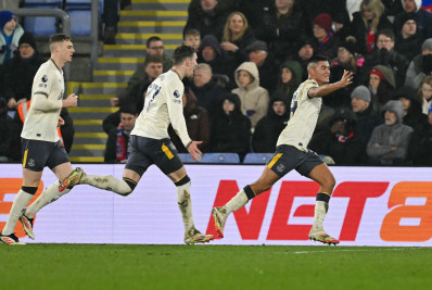 Emprestado pelo Flamengo, Alcaraz marca e dá assistência em vitória do Everton
