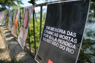 Mural com imagens de crianças mortas por balas perdidas volta à Lagoa