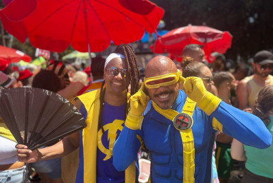 Bloco Desliga da Justiça reúne ‘super-heróis’ e personagens pop na Praça Tiradentes