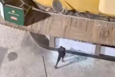 Vídeo: homem é flagrado quebrando vidraça de estabelecimento para roubar ferros em Vila Isabel