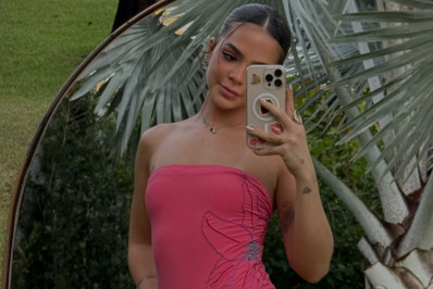 Mel Maia exibe tatuagem na virilha em dia de piscina 