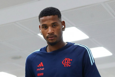 Flamengo sinaliza interesse em renovar com o zagueiro Cleiton